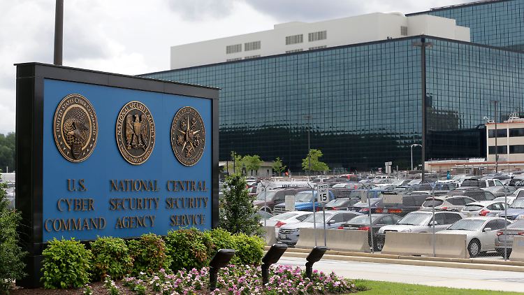 Section 702 erlaubt Geheimdienstbehörden wie dem FBI oder der NSA die Überwachung elektronischer Kommunikation, etwa E-Mails, von Nicht-US-Bürgern im Ausland, ohne gerichtliche Veranlassung.