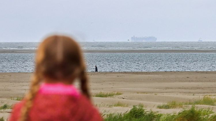 Die "Fremantle Highway" liegt jetzt in Sichtweite der niederländischen Insel Schiermonnikoog.