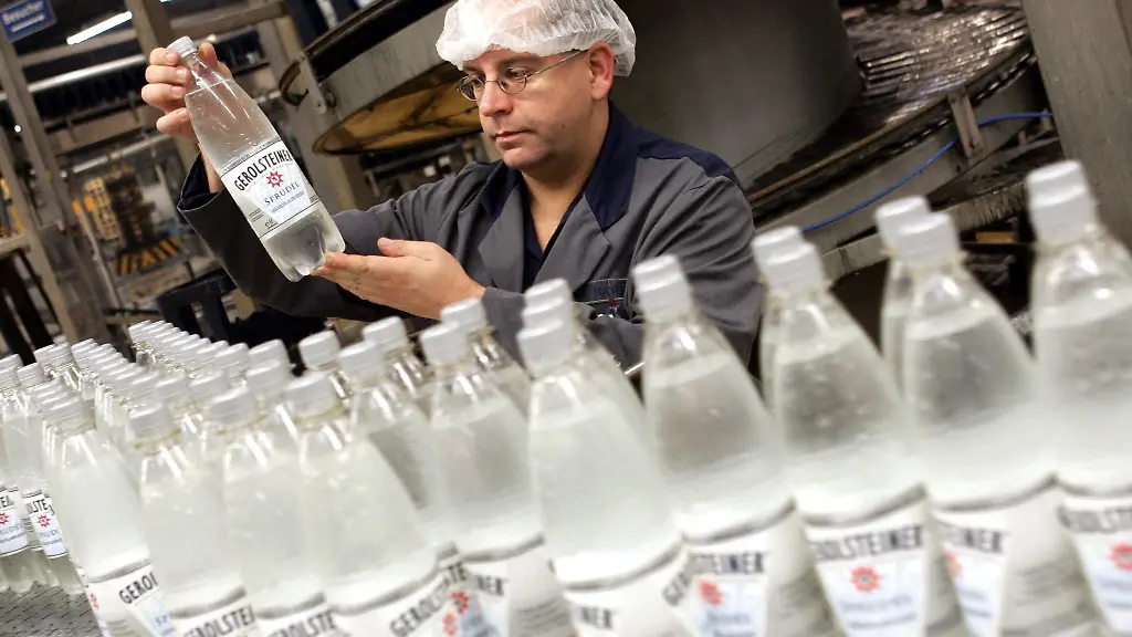 Ein-Mitarbeiter-kontrolliert-im-Abfuellwerk-der-Gerolsteiner-Mineralbrunnen-eine-Plastikflasche-mit-Mineralwasser