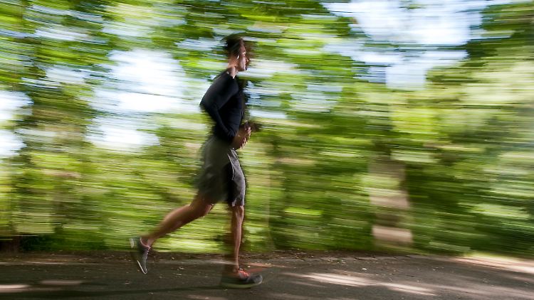 Die meisten Menschen trainieren aus Spaß. Wenn man aber Sport treibt, weil man einen inneren Zwang empfindet, liegt eine Sportsucht vor.