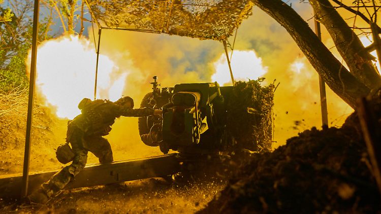 Ein ukrainischer Soldat feuert die Munition einer D-30-Haubitze auf russische Stellungen bei Bachmut. 