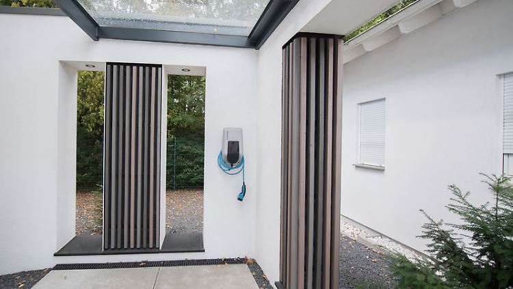 Kleine Ladestationen fürs E-Auto lassen sich unauffällig im Carport oder in der Garage anbringen.