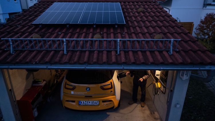 Ideal: Solarstrom selbst produzieren - und damit das E-Auto laden.