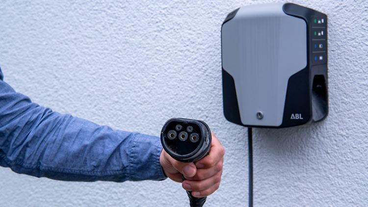 Dreiphasige Anschlüsse zur Wallbox sind für 11 oder bis zu 22 kW Ladeleistung gedacht.