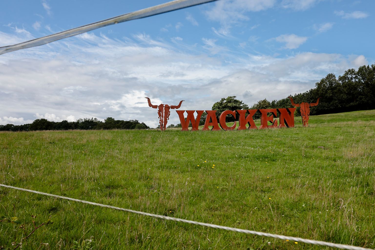 Yeah!!! Wacken! Eigentlich ist alles angerichtet, um in dem kleinen schleswig-holsteinischen Örtchen ...