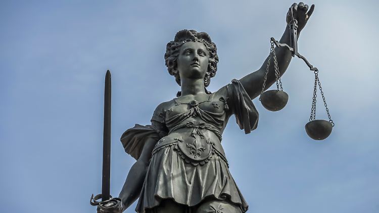 Dem Angeklagten werden Verstöße gegen das Außenwirtschaftsgesetz in zehn Fällen vorgeworfen. 