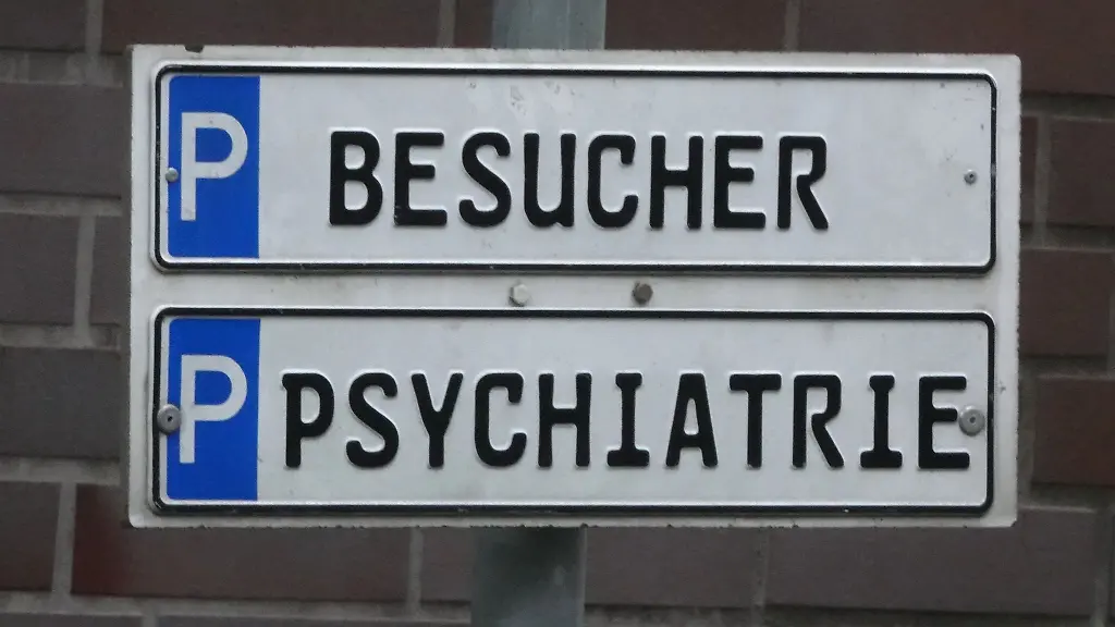 Zwei-Parkschilder-mit-der-Aufschrift-Besucher-und-Psychiatrie
