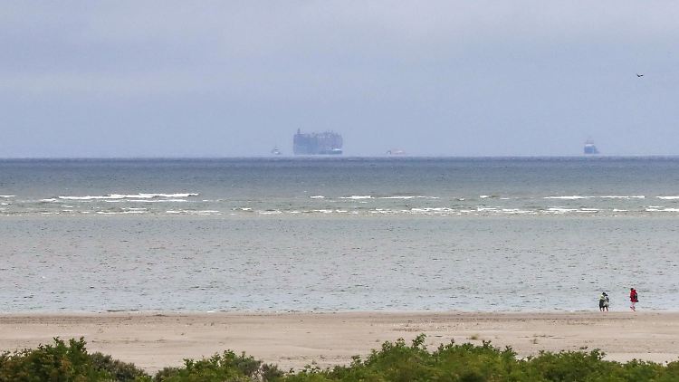 Das Schiff ankert vorerst vor den Wattenmeerinseln Schiermonnikoog und Ameland.