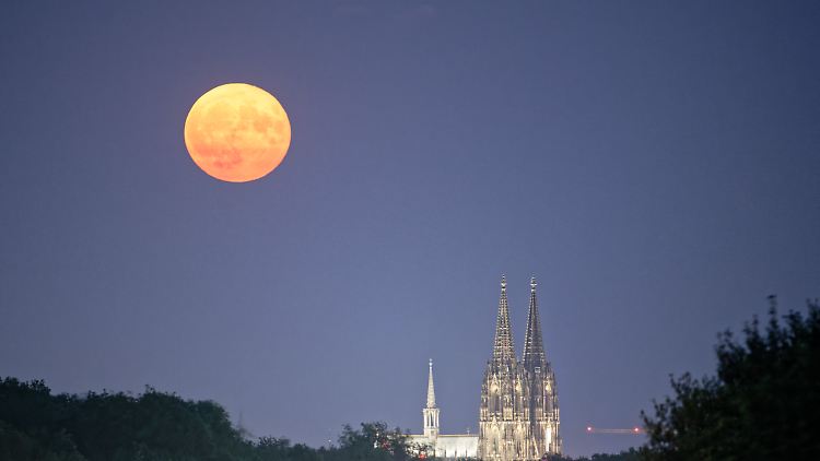 Supermond über dem Kölner Dom, der am 3. Juli 2023 zu bestaunen war. 