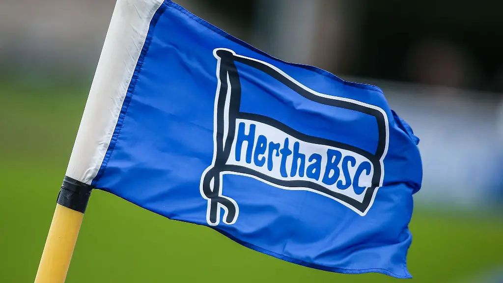 Eine-Fahne-von-Hertha-BSC-weht-im-Wind