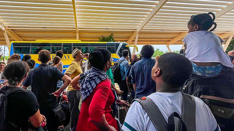 Noch müssen einige Franzosen auf ihren Rückflug warten.