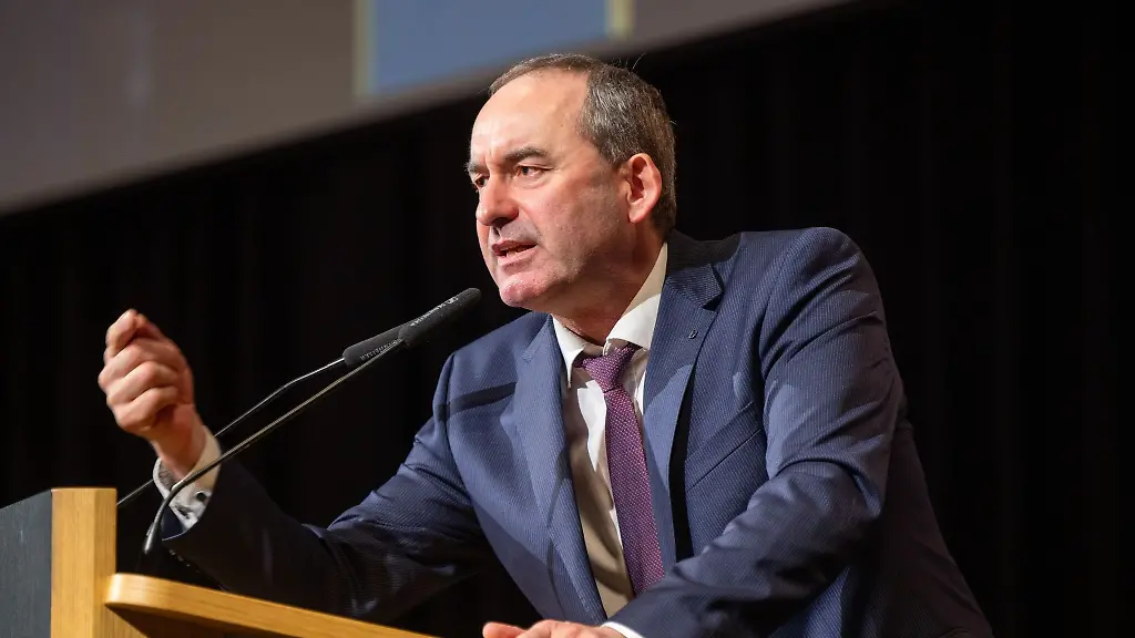 Hubert-Aiwanger-Bundesvorsitzender-der-Partei-Freie-Waehler-spricht-auf-dem-Bundesparteitag-der-Freien-Waehler-in-Bitburg