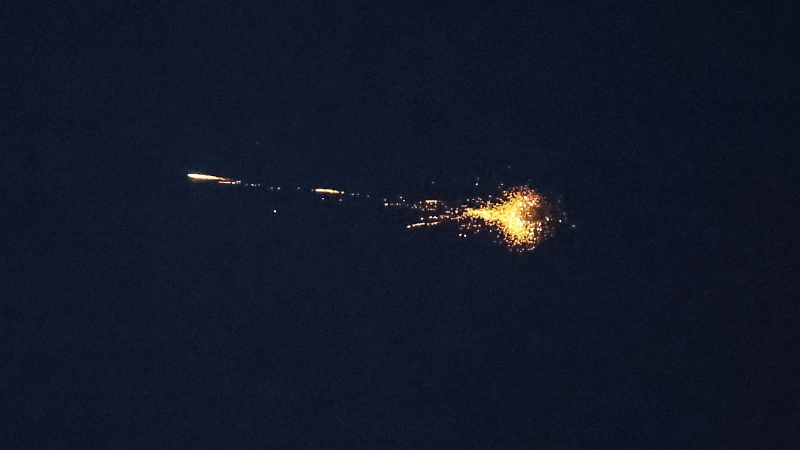Eine abgeschossene Drohne explodiert über dem Himmel von Kiew.