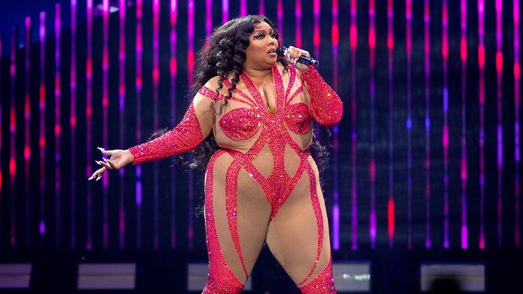 Lizzo, hier bei einem Auftritt im Oktober 2022, soll Tänzerinnen dazu gedrängt haben, nackte Frauen in einem Nachtclub anzufassen.