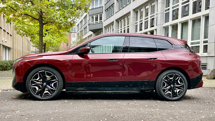 Mit der abfallenden Dachlinie sowie der extravaganten C-Säule setzt der BMW iX Spots.