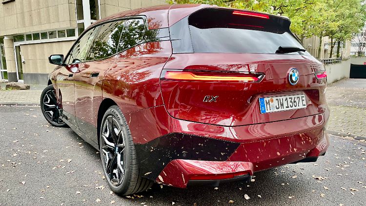 BMW mal anders, ähm, mal futuristisch: Die schmalen LED-Heckleuchten wirken ihrer Zeit voraus.