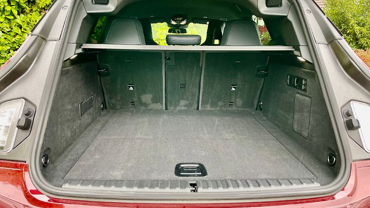 Der iX-Kofferraum fasst maximal 1750 Liter. Damit wird das stylische SUV zum Praktiker.