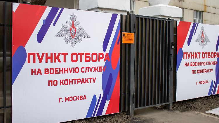 Schilder in Moskau weisen auf das gemeinsame Rekrutierungszentrum für den Wehrdienst hin.
