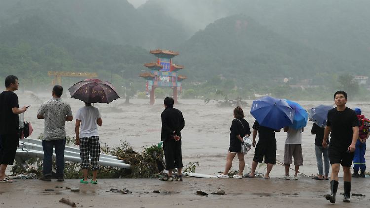 Bei den Wassermassen in China helfen weder Regenschirm noch Gummistiefel. 