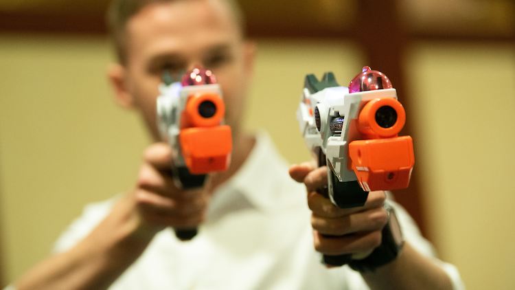 Bevor eines der Kinder zu einer geladenen Waffe griff, spielten beide mit Nerf Guns.