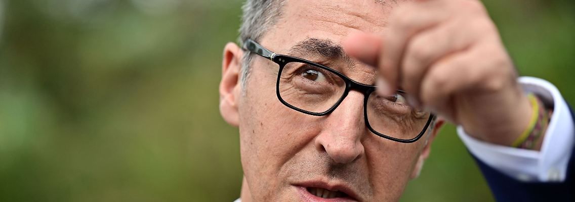 Cem Özdemir (Bündnis90/Die Grünen), Bundesagrarminister, während einer Besichtigung.