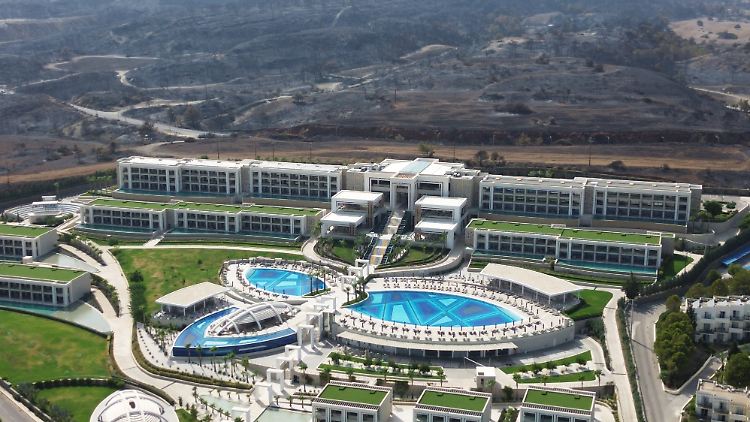 Tausende Touristen mussten vor den Flammen auf der Ferieninsel Rhodos in Sicherheit gebracht werden.