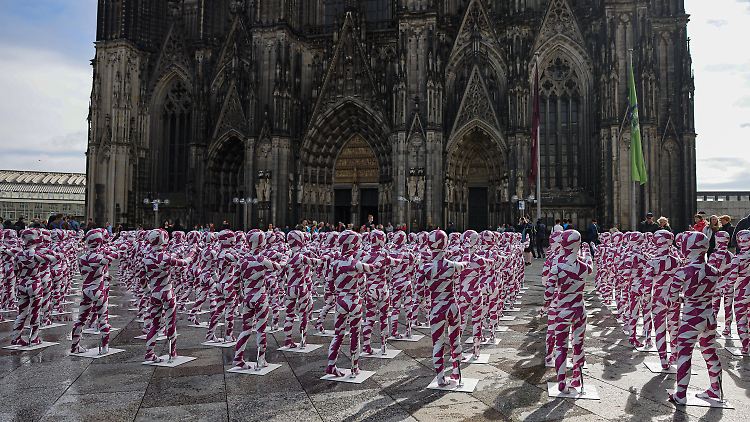 Die Installation "Shattered Souls ... in a Sea of Silence" des Künstlers Dennis Josef Meseg vor dem Kölner Dom. 