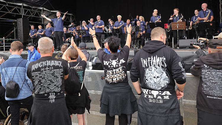 Der Andrang beim Auftritt der "Wacken Firefighters" hielt sich leider in Grenzen.