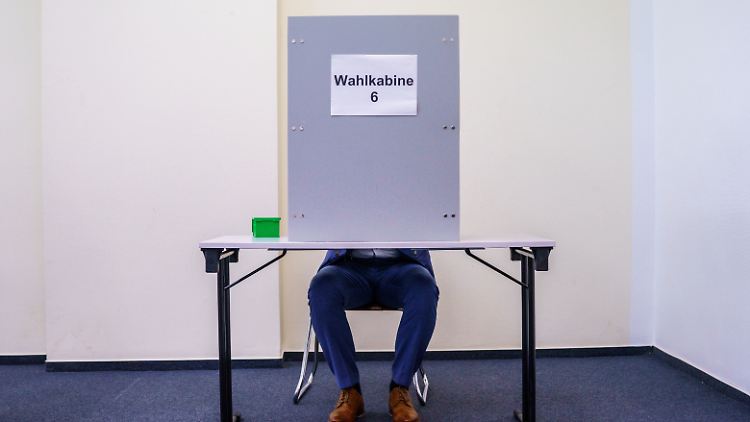 Blauer Anzug, braune Schuhe: Für welche Partei dieser Herr hier wohl sein Kreuz macht?