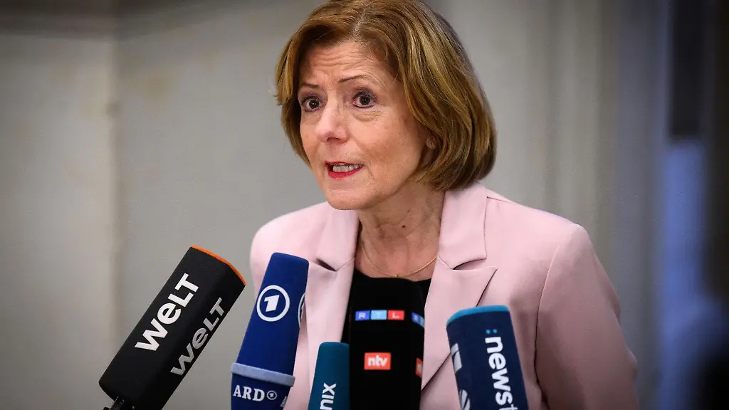 Malu-Dreyer-SPD-Ministerpraesidentin-von-Rheinland-Pfalz-aeussert-sich-vor-Beginn-der-1041-Plenarsitzung-vom-Deutschen-Bundesrat