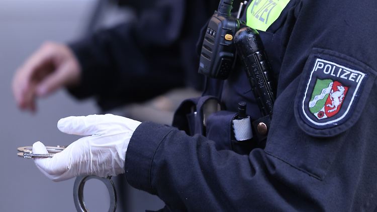 In den vergangenen sechs Jahren sind bei der nordrhein-westfälischen Polizei 105 rechtsextremistische Verhaltensweisen geahndet worden.