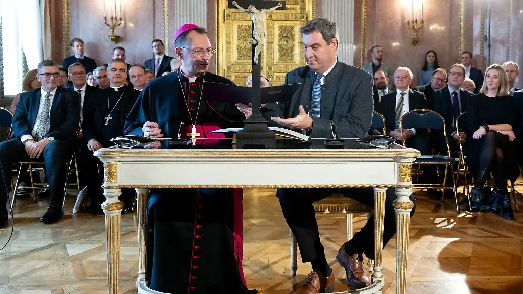 Markus-Soeder-r-CSU-Ministerpraesident-von-Bayern-vereidigt-Herwig-Goessl-den-neuen-Erzbischof-von-Bamberg-im-Prinz-Carl-Palais