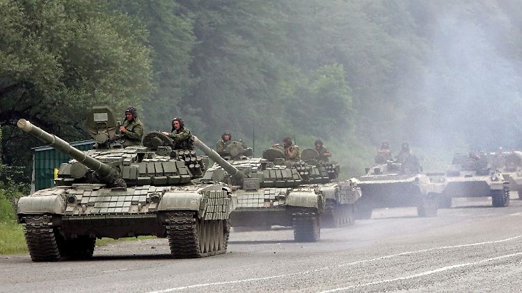 Eine russische Panzerkolonne rollt im August 2008 in die Richtung der Hauptstadt Südossetiens, Zchinwali.