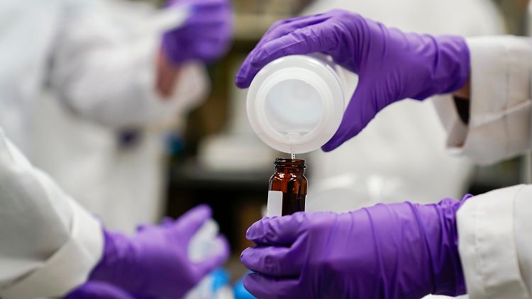 Forscher untersuchen Trinkwasser auf Spuren von PFAS-Chemikalien.