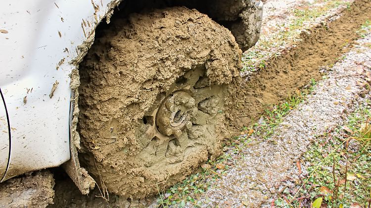 Auf ergiebigen Regen folgt oft Matsch. Manchmal stecken Fahrzeuge darin fest. Wie lässt es sich wieder befreien?