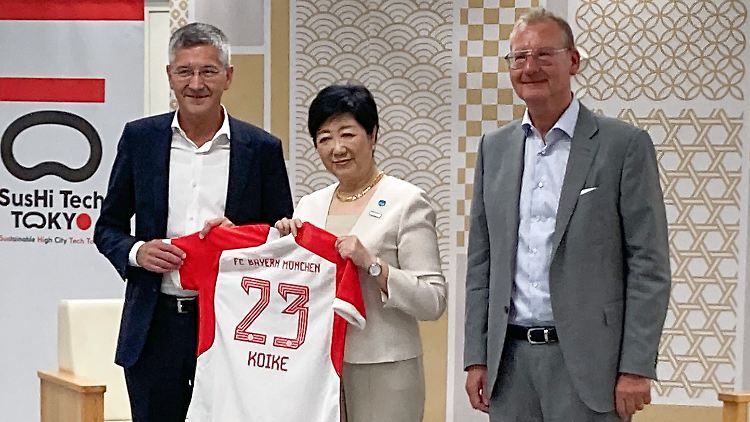 FCB-Präsident Herbert Hainer (l.) und Vizepräsident Dieter Mayer (r.) bei der Gouverneurin der Präfektur Tokio, Yuriko Koike, im Rahmen der Asien-Tour .