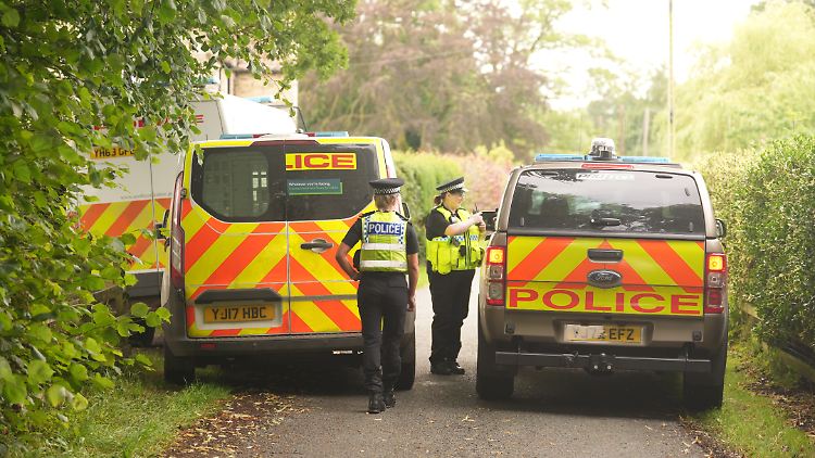 Polizisten nähern sich Sunaks Haus in Richmond nachdem Aktivisten auf das Dach geklettert waren und es mit schwarzem Stoff bedeckt hatten. 