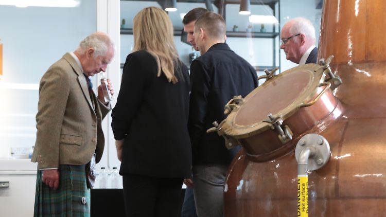 Er hat wohl nicht nur am Whisky gerochen: König Charles III.
