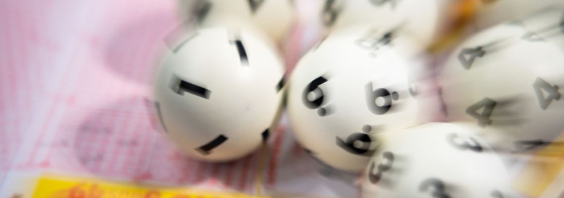 Lotto-Kugeln liegen auf einem Lottoschein.