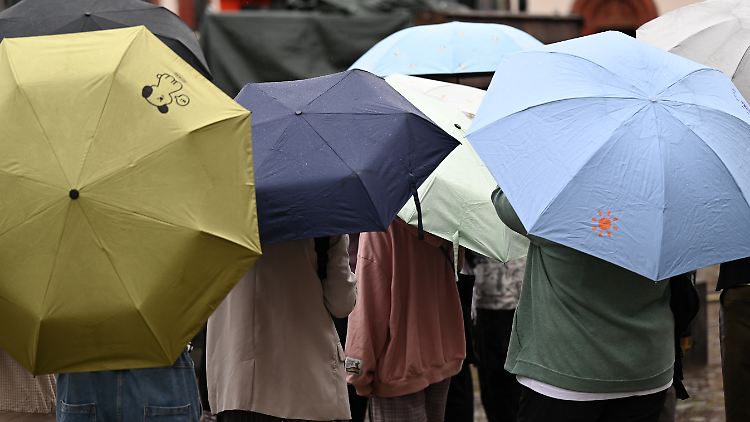 Noch bestimmen Regenschirme das Bild. Das soll sich aber Mitte August ändern. 