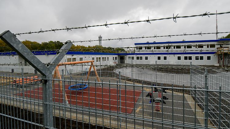 Stacheldraht umgibt die Container des neuen Ausreisegewahrsams am Hamburger Flughafen. Hier sollen Personen künftig länger festgehalten werden können.