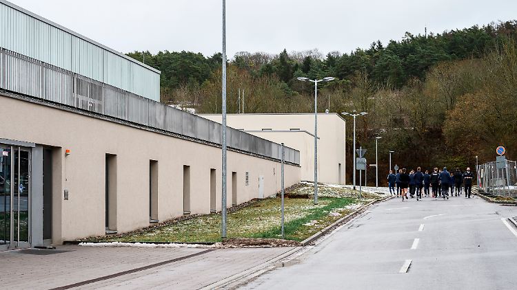 Das Bildungszentrum in Meiningen. Ermittelt wird gegen Polizeianwärter und ehemalige Bedienstete.