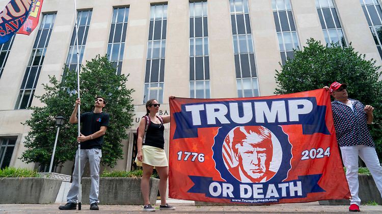 Trump muss sich im Zusammenhang mit dem Sturm seiner Anhänger auf das Kapitol und versuchter Wahlverfälschung vor dem Bundesgericht verantworten.