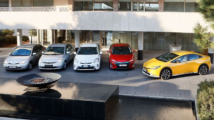 Ahnengalerie: Der Prius ist bei Toyota immer noch als neues Modell im Programm (r.), aktuell in Deutschland aber nur als Plug-in-Hybrid erhältlich.