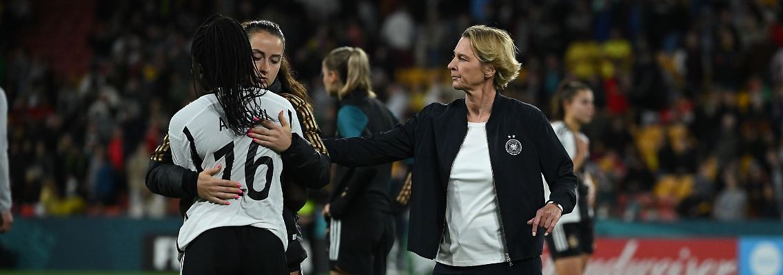 Trost nach dem Aus: Nicole Anyomi, Sara Däbritz und Trainerin Martina Voss-Tecklenburg (v.l.n.r).