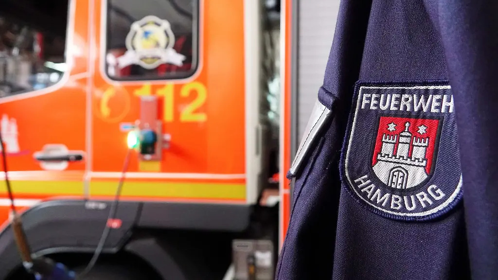 Eine-Jacke-mit-der-Aufschrift-Feuerwehr-Hamburg-haengt-in-der-Feuer-und-Rettungswache-Berliner-Tor