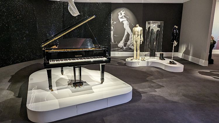 Als Höhepunkt der umfangreichen Sammlung gilt ein Stutzflügel, an dem Freddie Mercury viele Songklassiker komponiert haben soll. 