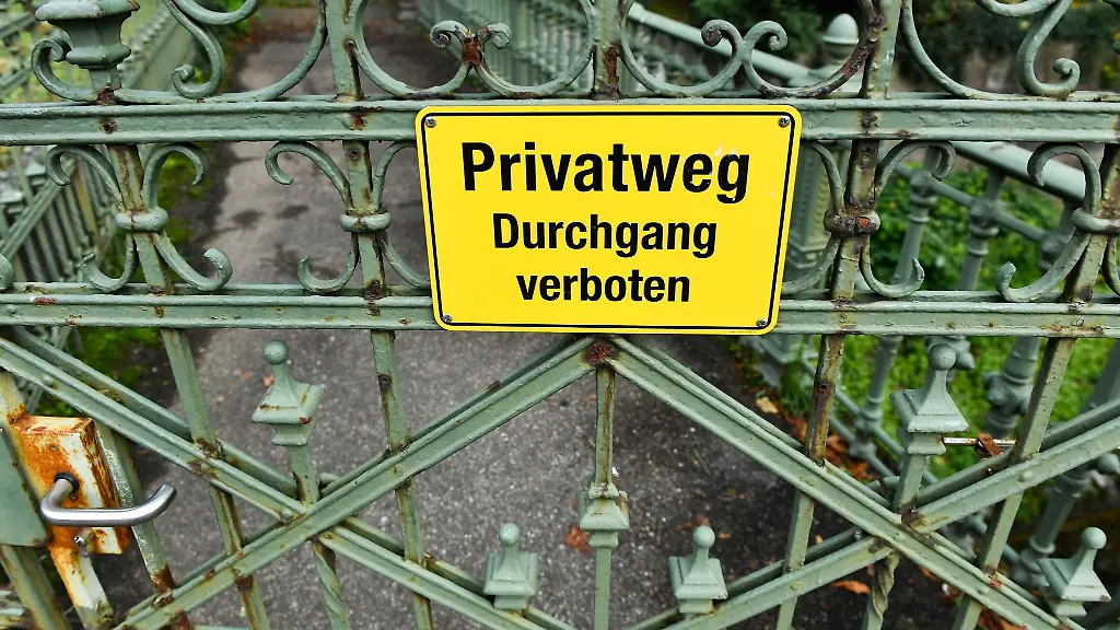 Ist-der-Zugang-zum-eigenen-Grundstueck-nur-ueber-Grund-und-Boden-des-Nachbarn-moeglich-sollte-das-im-Grundbuch-vermerkt-werden