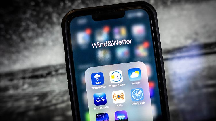 Manche Menschen haben gleich mehrere Wetter-Apps auf ihrem Smartphone - und die treffen oft unterschiedliche Vorhersagen. Die sind aber zuverlässiger geworden, sagt ein Meteorologe vom KIT.