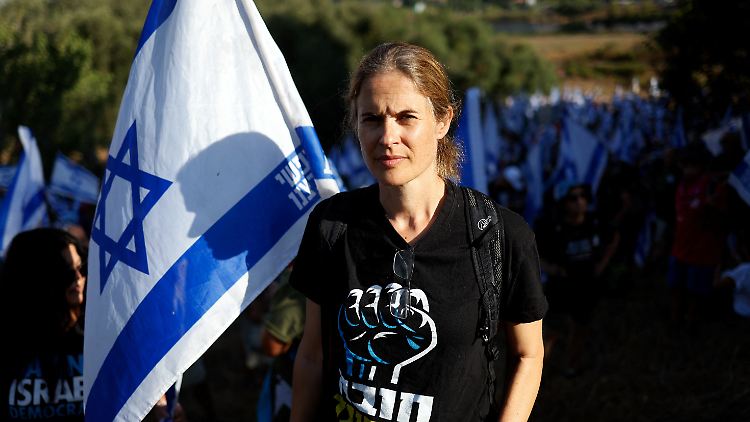 Shikma Schwartzman-Bressler ist Wissenschaftlerin am renommierten Weizmann-Institut. Im Juli initiierte sie einen Demonstrationszug von Tel Aviv nach Jerusalem, um gegen die Justizreform zu protestieren.